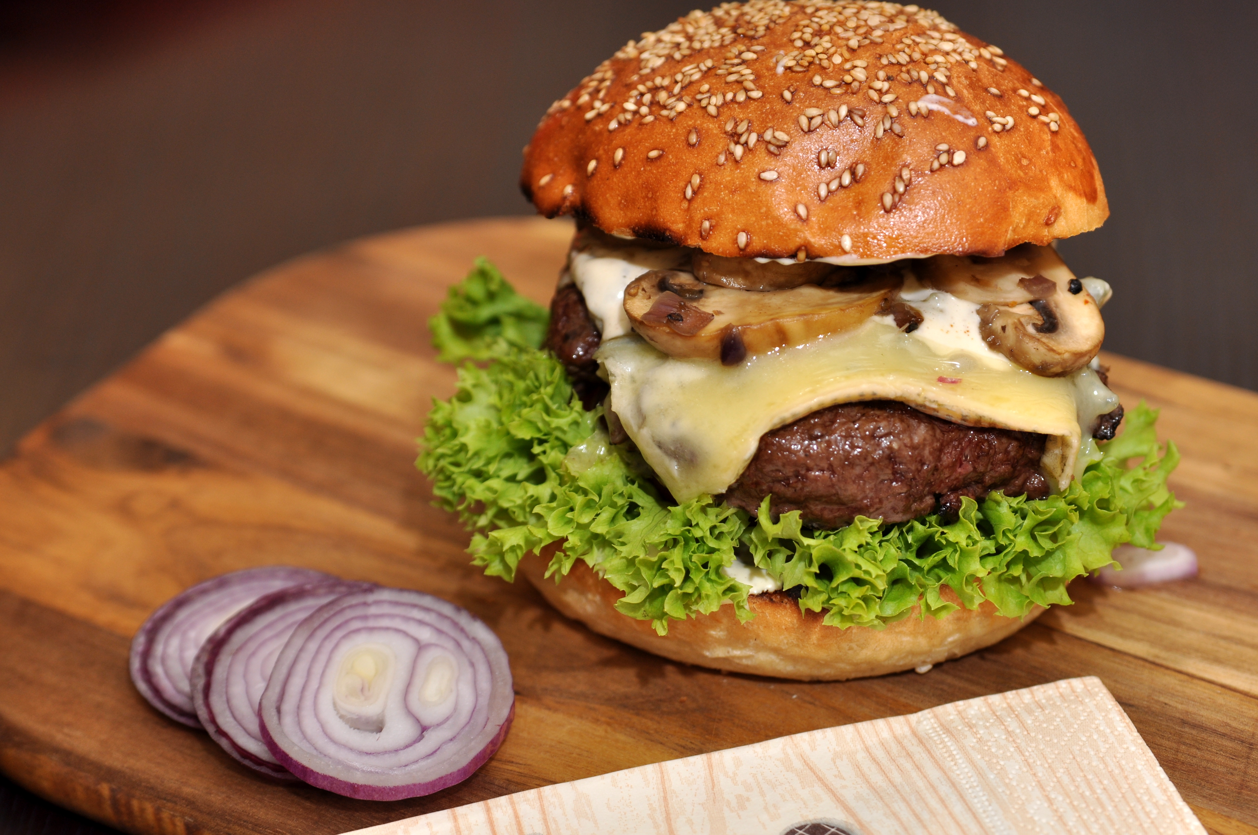 Trüffel Burger mit Blauschimmelkäse und Champignons - Grill Gewürze BBQ ...