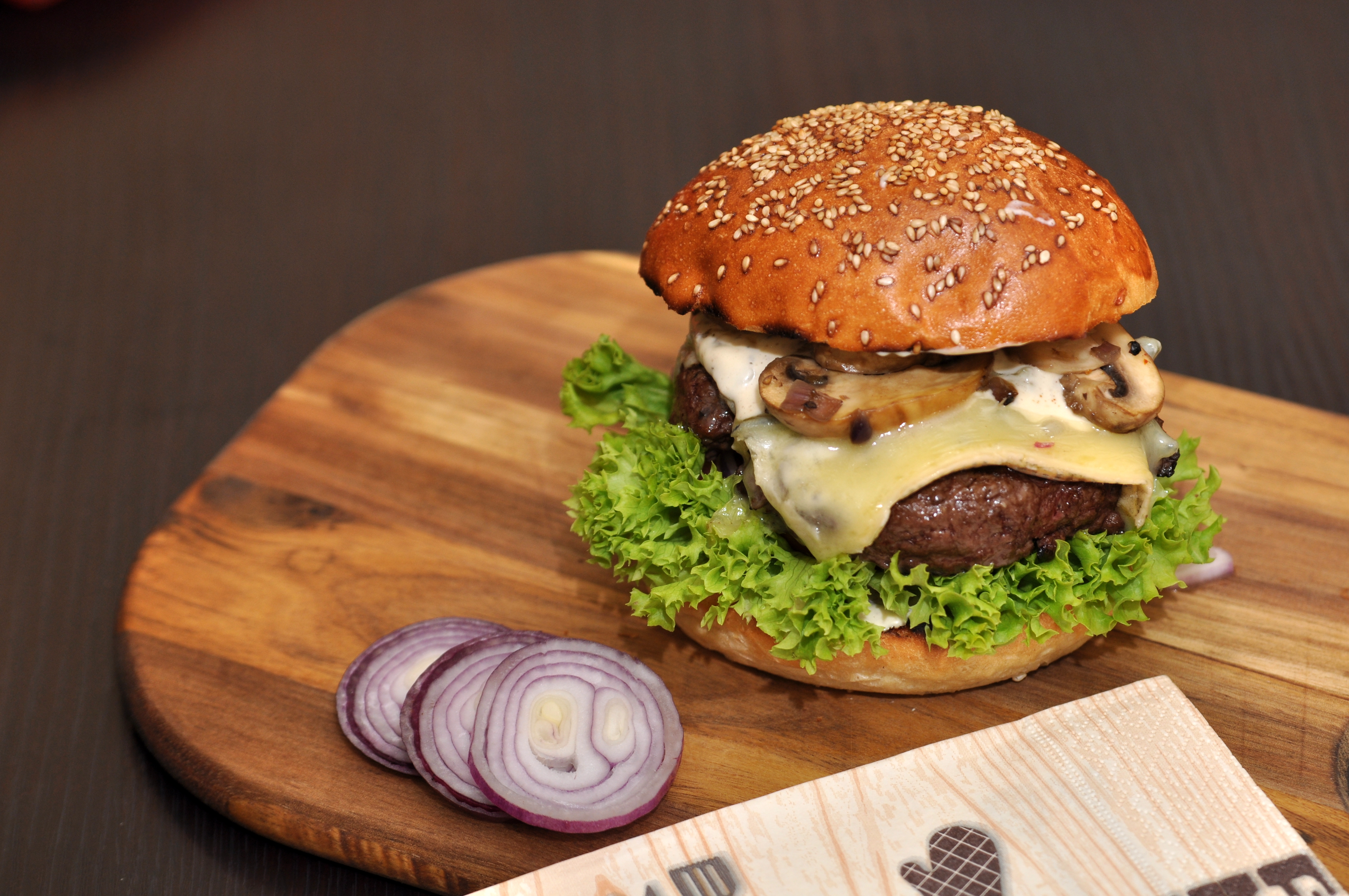 Trüffel Burger mit Blauschimmelkäse und Champignons - Grill Gewürze BBQ ...
